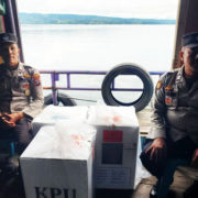 Polres Samosir Kawal Ketat Pendistribusian Logistik Pilkada 2024 Menyeberangi Danau Toba