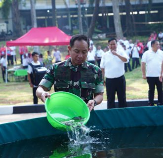 Lestarikan Lingkungan dan Jaga Ekosistem di Area Mabes TNI, Panglima TNI Tanam Pohon dan Tebar Benih Ikan