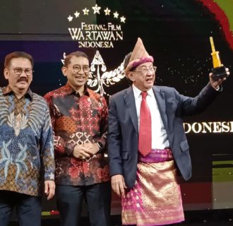 Ilham Bintang dan Anwar Fuady Raih Lifetime Achievement Award FFWI 2024