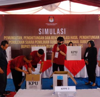 Simulasi pemungutan dan penghitungan Suara Pilkada 2024 di TPS 9 Langensari