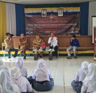 KPU dan PWI Kabupaten Bandung Sosialisasi Pilkada 2024 Kepada Siswa SMAN 1 Soreang