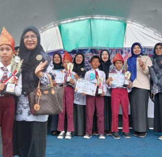 Dalam Rangka HUT ke-41 SMPN 03 Mukomuko, Muhammad Exell Wibowo Raih Juara 1 Solo Song, Singkirkan 24 Peserta Lain