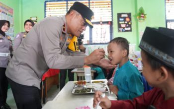 Polda Riau Dukung Program Presiden, Berikan Makanan Bergizi Untuk Siswa SD di Pekanbaru.