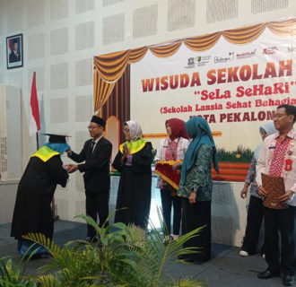 Wisuda SeLa SeHaRi, Pemkot Ajak Generasi Muda Teladani Semangat Belajar para Lansia