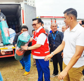 Agung Laksono Serahkan Bantuan PMI Untuk Para Korban Kebakaran Di Kemayoran