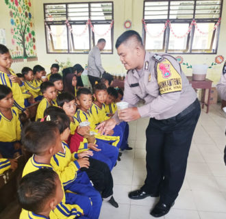 Polsek Hinai Peduli,Berbagi Bubur Untuk Pelajar SD