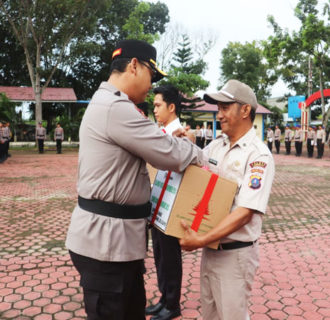 Personil Polres Langkat Dan ASN Terima Bingkisan Dari Kapolres