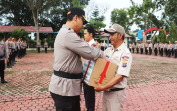 Personil Polres Langkat Dan ASN Terima Bingkisan Dari Kapolres