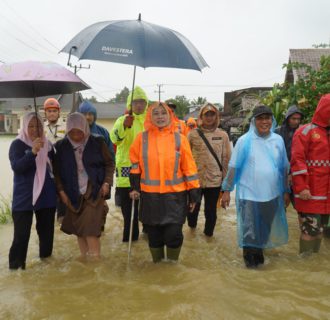 Pantau Banjir di Beberapa Kecamatan, Bupati : Masyarakat Jangan Panik, Tetap Waspada