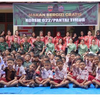 Korem 022/PT Menggelar Makan Sehat Bergizi di SD Negeri 122345 Pematangsiantar