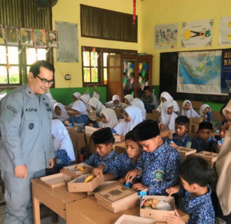 Kepala Bakamla RI Pimpin Makan Siang Bergizi Terhadap 2.500 siswa/i Sekolah di Seluruh Indonesia