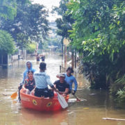 Satuan Kopaska Koarmada I Evakuasi Warga Korban Banjir di IKPN Bintaro