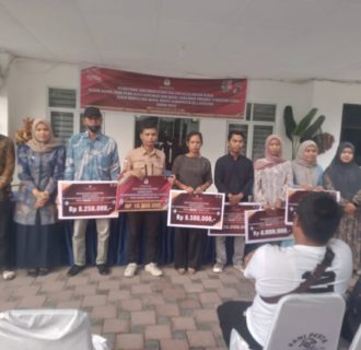 Komisioner KPU Deli Serdang memberikan santunan bagi anggota yang mengalami kecelakaan kerja sewaktu proses Pemilukada 2024 lalu