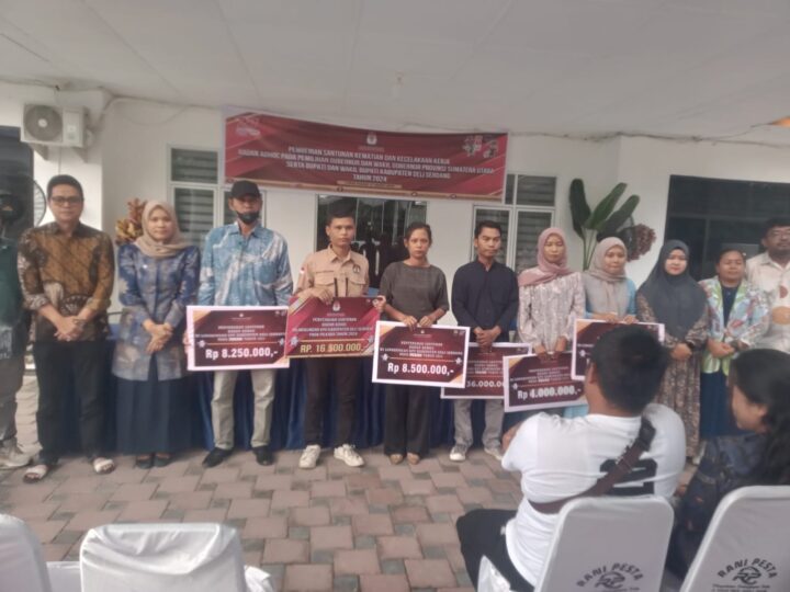 Komisioner KPU Deli Serdang memberikan santunan bagi anggota yang mengalami kecelakaan kerja sewaktu proses Pemilukada 2024 lalu